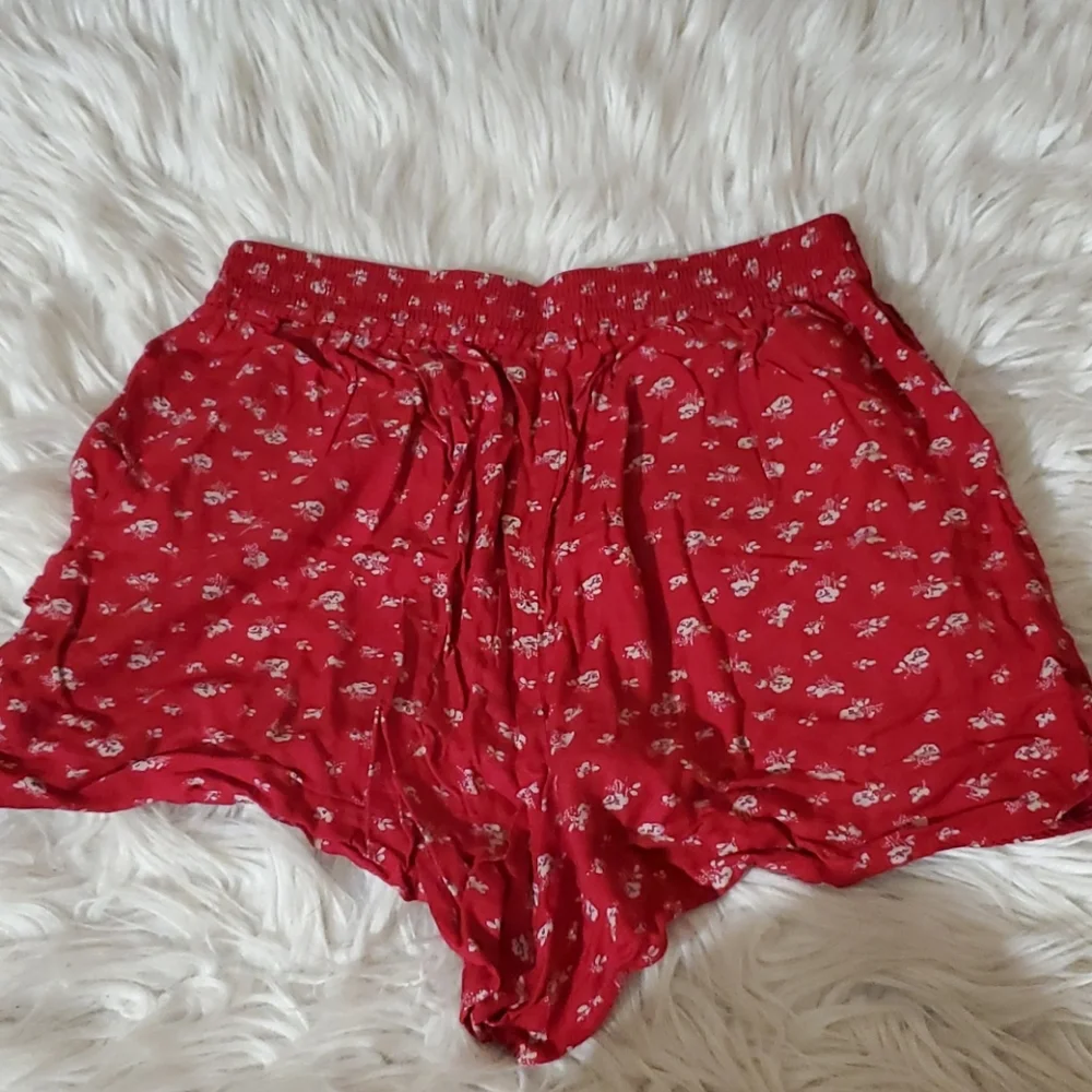 **Kimchi Blue Red Floral Ruffle Shorts – Size S**